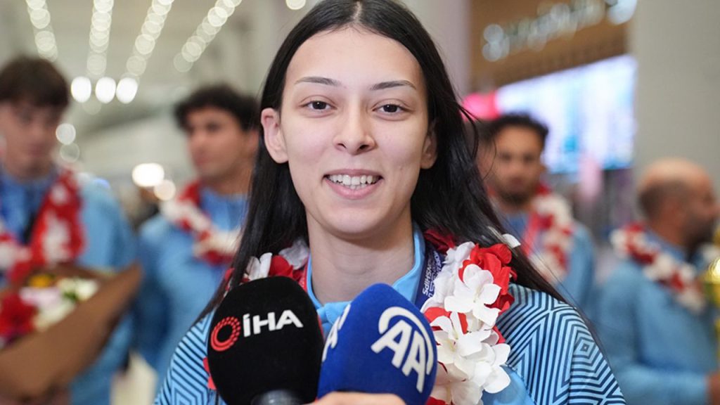 Elif Sude Akgül&#039;den tarihi başarı: İlk Dünya Şampiyonası&#039;nda gümüş madalya