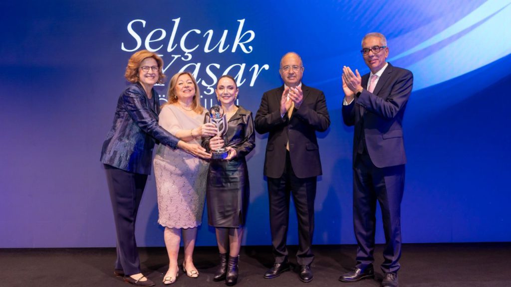 Premio Selçuk Yaşar per la scienza assegnato alla professoressa Elif Uysal: un modello di successo per i giovani cervelli in Turchia