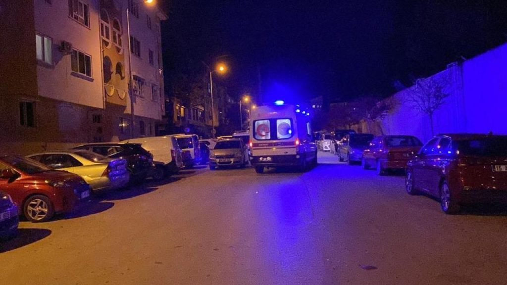 Evlerindeki asma tavan çöktü, deprem sandılar! 1 kişi yaralandı