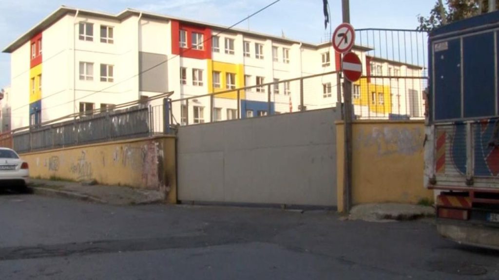 Eyüpsultan’da ilkokulun kapısı öğrencilerin üstüne düştü! 1&#039;i ağır 4 yaralı