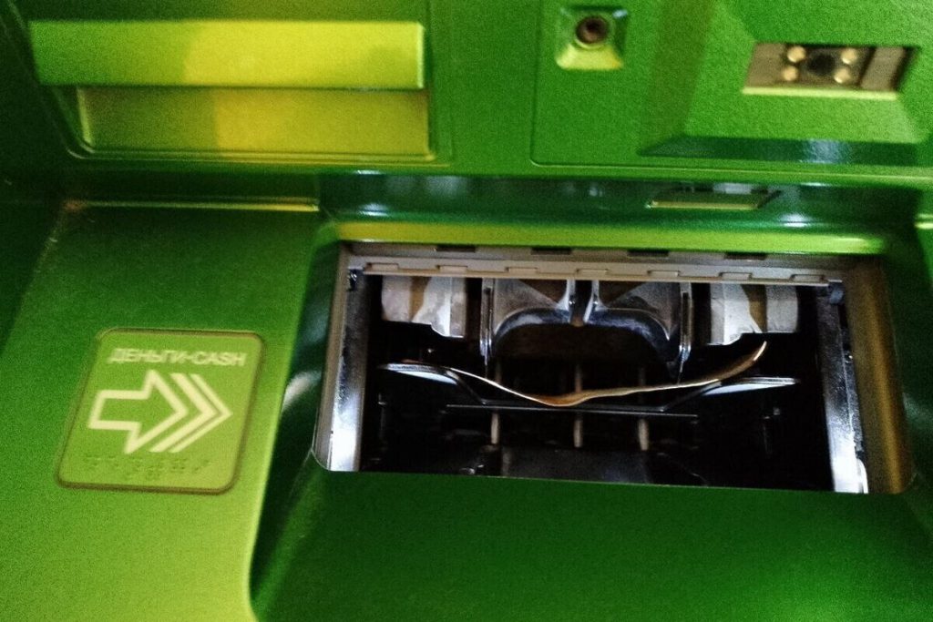 В Ломоносовском районе сиделку уличили в краже денег у пенсионерки