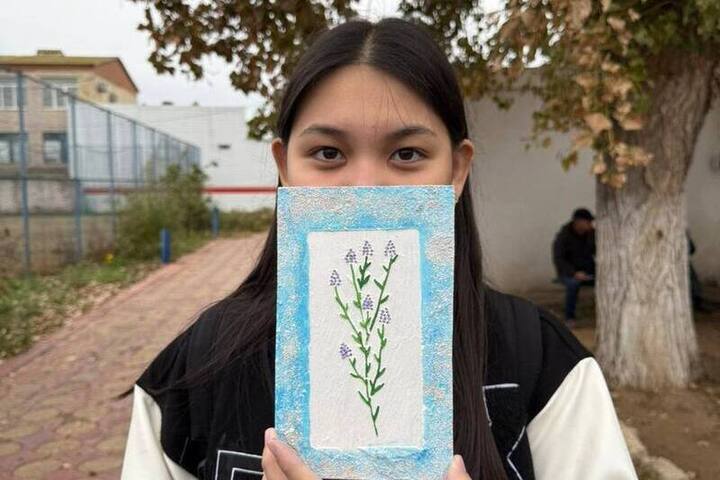 В Калмыкии школьники освоили азы текстурной живописи