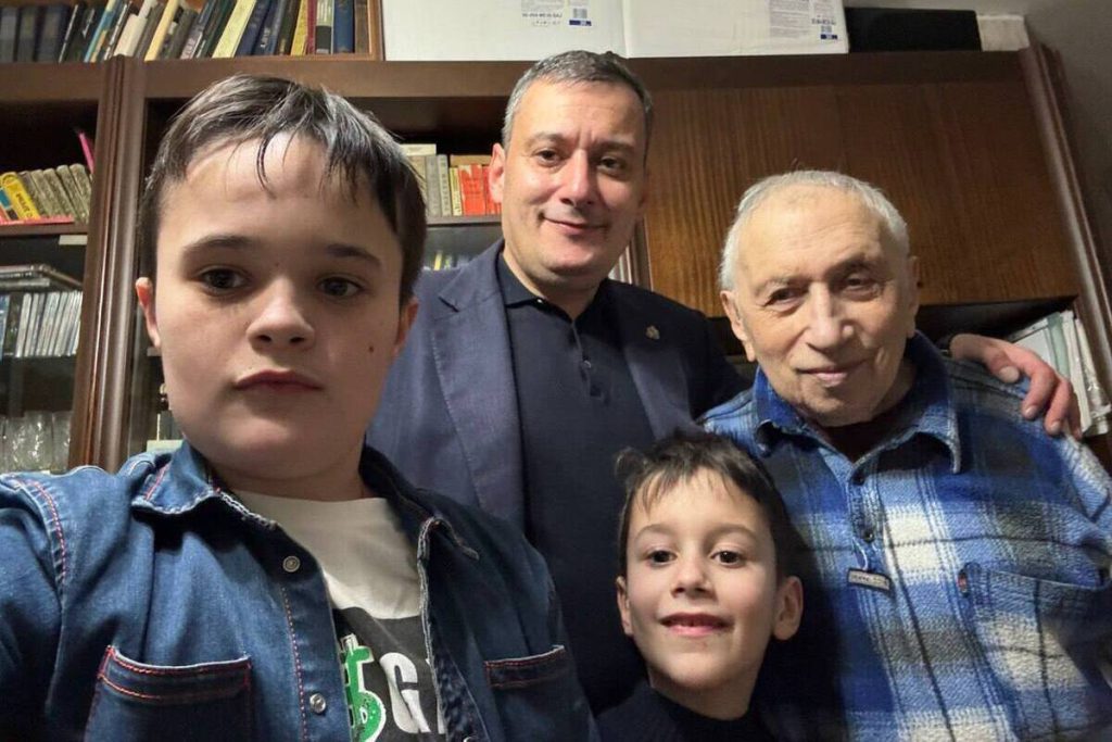 Il Governatore di Kursk Hinstein Celebra la Festa dei Padri con un Messaggio di Auguri