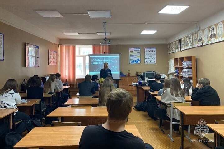 Сотрудники калужского МЧС вышли к доске