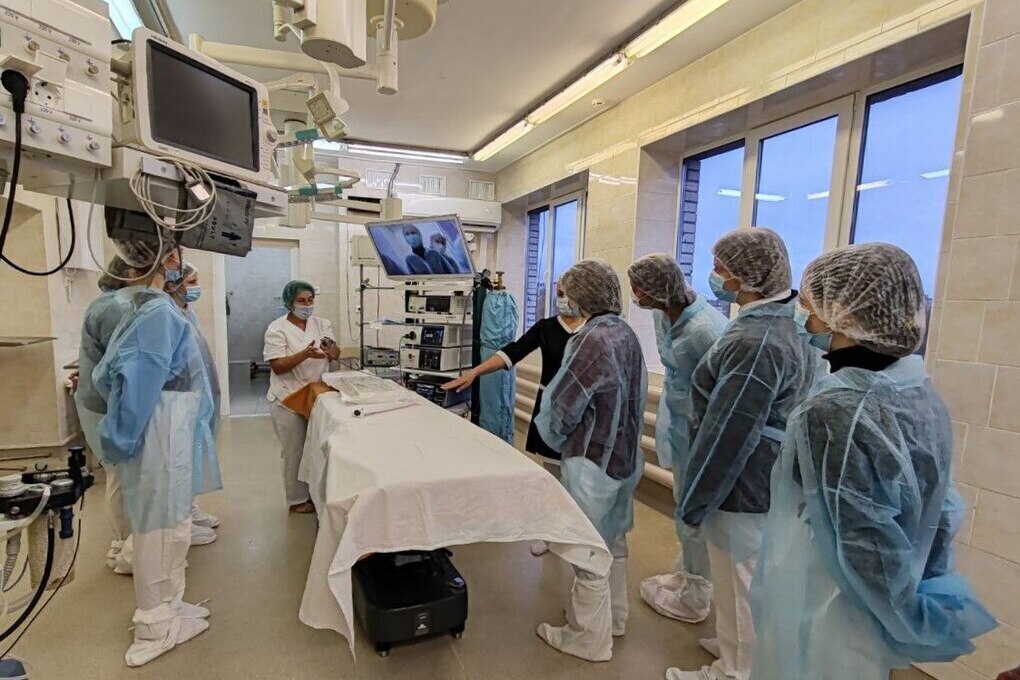 Новгородские школьники узнали профессию врача изнутри в областной больнице