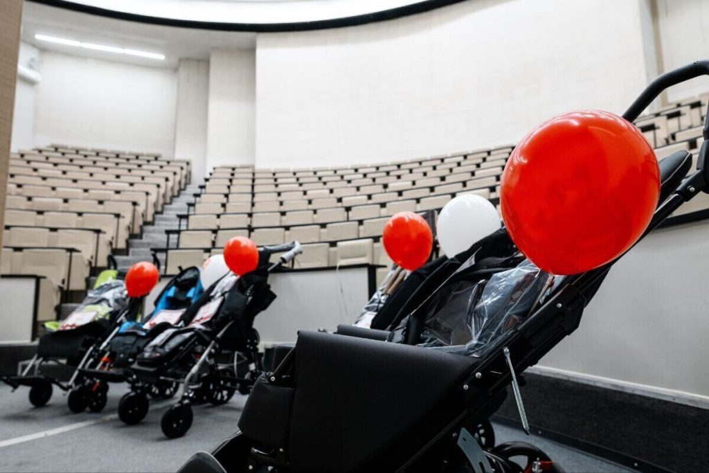 Индивидуальная помощь: в Ленобласти передали специализированную технику для детей с ОВЗ