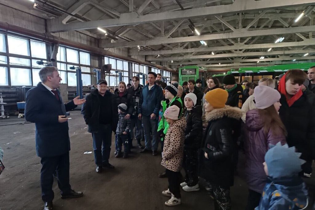 I figli dei dipendenti del parco auto di Kursk scoprono il luogo di lavoro dei genitori in occasione della Giornata dell&#039;automobilista
