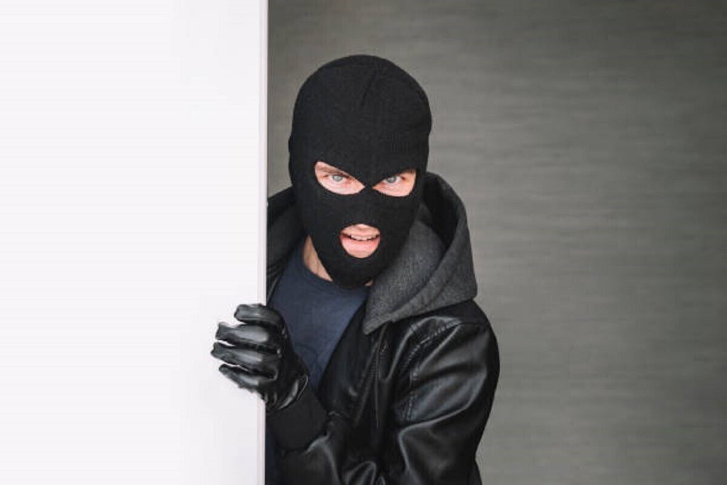 Allarme a Petozavodsk per un presunto maniaco nelle aree verdi vicino al centro commerciale Lotus Plaza