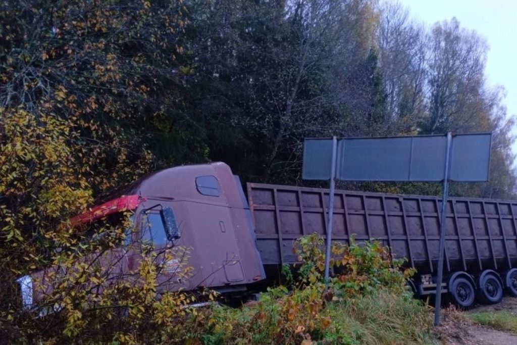 Большегруз застрял в кювете в Тверской области