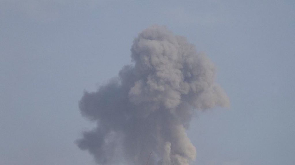 Attacchi russi in Ucraina: due civili feriti nel distretto di Sumy, la comunità internazionale condanna la violenza