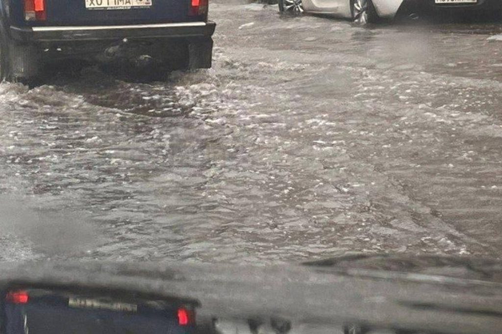 Из-за дождя в Ростове затопило главные автомагистрали