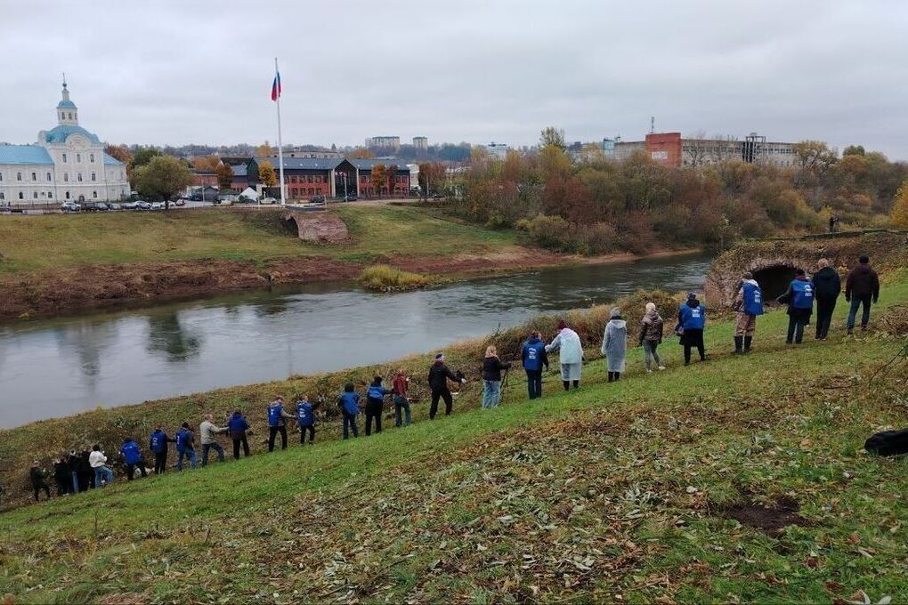 Smolensk si impegna per l&#039;ambiente: una nuova iniziativa di pulizia sulla riva del fiume Dnepr