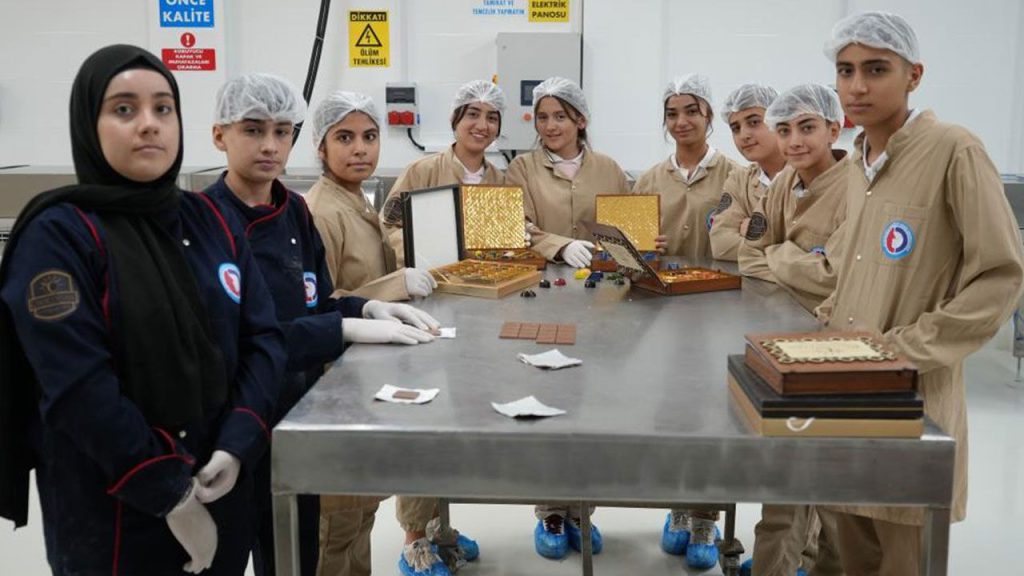 Fabrika gibi okul! Günde 1 ton çikolata üretip milyonluk ciro yapıyorlar