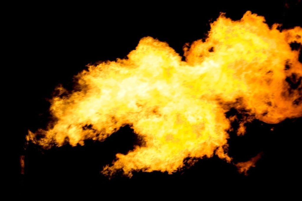 Attacco di drone alla base petrolifera in Crimea: incendio e possibili ripercussioni sulla regione