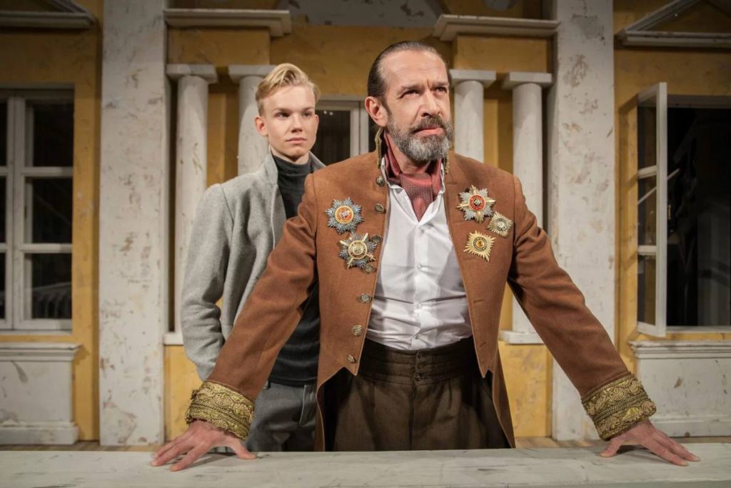 Хинштейн прокомментировал ажиотаж вокруг билетов на спектакли в Курске