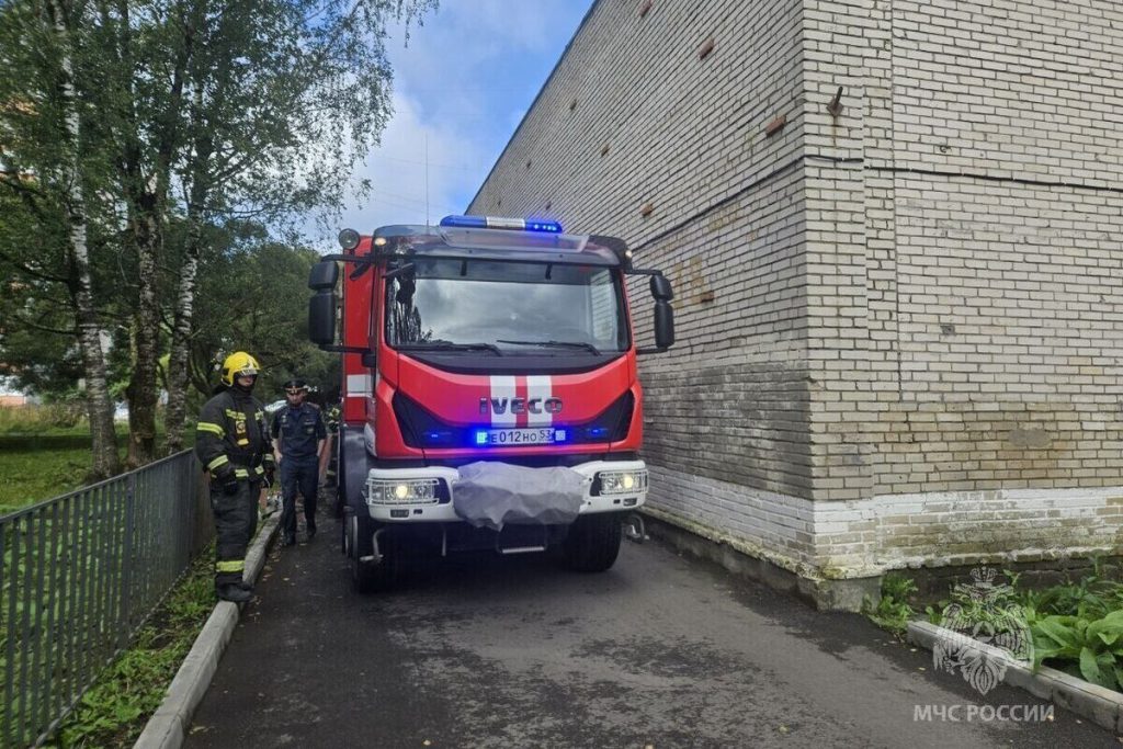 В Малой Вишере эвакуировали пять жильцов многоквартирного дома из-за пожара