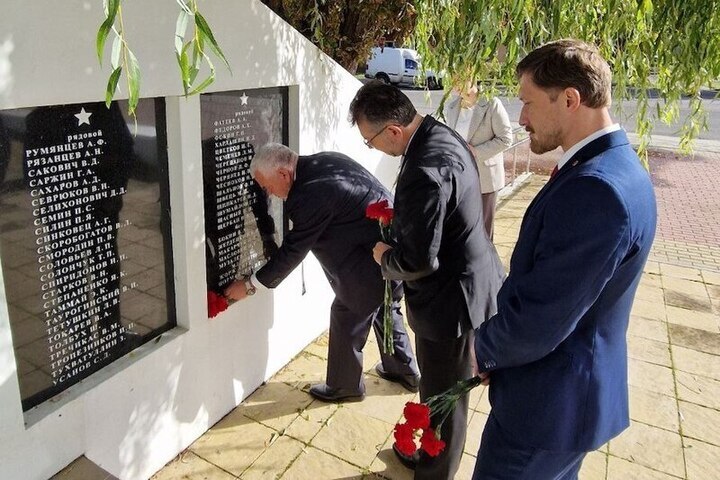 Французский генконсул возложил цветы на могилу советских солдат в Ладушкине