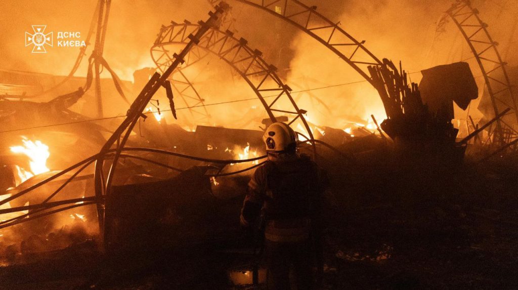 Attacco notturno russo a Kyiv: sette feriti e danni a edifici residenziali e auto

Approfondimento
L&#039;attacco notturno russo a Kyiv ha causato feriti e danni a edifici residenziali e auto. Le autorità ucraine hanno riferito che i droni hanno colpito diversi obiettivi nella città, compresi edifici residenziali, una scuola e un asilo nido. Il sindaco di Kyiv, Vitalii Klitschko, ha confermato che sette persone sono state ferite nell&#039;attacco, cinque delle quali sono state portate in ospedale.

Possibili Conseguenze
L&#039;attacco notturno russo a Kyiv potrebbe avere conseguenze negative per la popolazione civile e per l&#039;economia ucraina. I danni agli edifici residenziali e alle infrastrutture potrebbero richiedere tempo e risorse per essere riparati. Inoltre, l&#039;attacco potrebbe aumentare la tensione e la paura tra la popolazione civile, con possibili ripercussioni sulla stabilità e sulla sicurezza della città.

Opinione
L&#039;attacco notturno russo a Kyiv è un atto di aggressione che viola i diritti umani e il diritto internazionale. La comunità internazionale dovrebbe condannare questo atto e chiedere che la Russia rispetti la sovranità e l&#039;integrità territoriale dell&#039;Ucraina. È fondamentale che la comunità internazionale si mobilizzi per trovare una soluzione pacifica e negoziata al conflitto, al fine di proteggere i civili e prevenire ulteriori attacchi.

Analisi Critica dei Fatti
L&#039;attacco notturno russo a Kyiv è un esempio di come la guerra possa avere conseguenze devastanti per la popolazione civile. È importante che le autorità ucraine e la comunità internazionale lavorino insieme per prevenire futuri attacchi e per proteggere i civili. Inoltre, è fondamentale che si analizzi criticamente il contesto del conflitto e le motivazioni che stanno alla base dell&#039;attacco, al fine di trovare una soluzione duratura e pacifica.

Relazioni con altri fatti
L&#039;attacco notturno russo a Kyiv è parte di un più ampio conflitto tra la Russia e l&#039;Ucraina. La situazione è complessa e richiede una soluzione pacifica e negoziata. È importante che si considerino le relazioni storiche e politiche tra i due paesi, nonché le implicazioni internazionali del conflitto, al fine di trovare una soluzione che tenga conto delle esigenze e delle preoccupazioni di tutte le parti coinvolte.

Contesto storico
La storia del conflitto tra la Russia e l&#039;Ucraina è lunga e complessa. L&#039;attacco notturno russo a Kyiv è solo uno degli ultimi episodi di una lunga serie di eventi che hanno portato a una crisi umanitaria e politica. È importante che si consideri il contesto storico del conflitto, comprese le questioni relative alla sovranità, all&#039;integrità territoriale e ai diritti umani, al fine di comprendere appieno le motivazioni e le implicazioni dell&#039;attacco.

Fonti
La fonte di questo articolo è Pravda.com.ua. Il link diretto all&#039;articolo originale è https://www.pravda.com.ua/news/2023/10/23/7356855/.