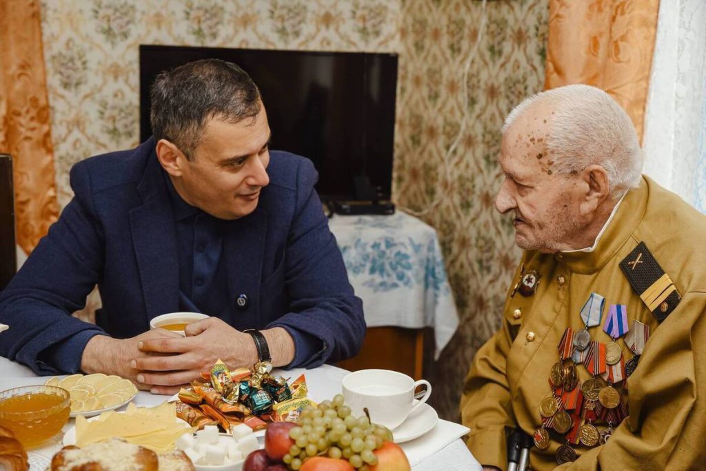 Il governatore di Kursk visita un veterano 99enne della seconda guerra mondiale e decide di inviare un team di medici a casa sua per garantire le cure necessarie
