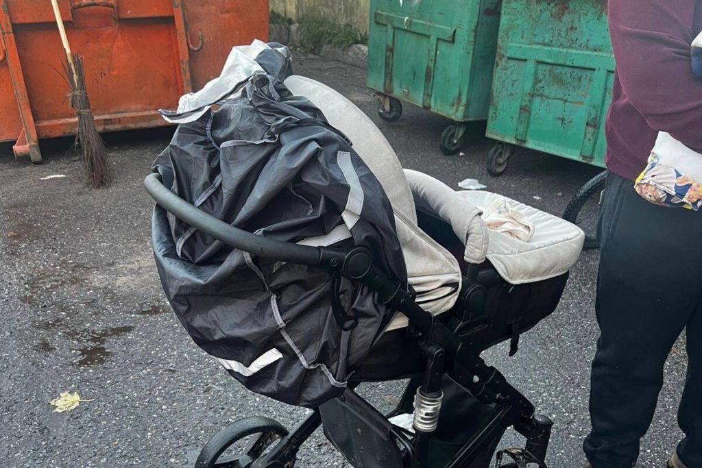 В Петербурге дворник услышал плач и нашёл брошенного младенца