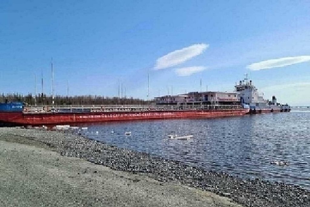 Между Салехардом и Лабытнанги курсируют 2 парома