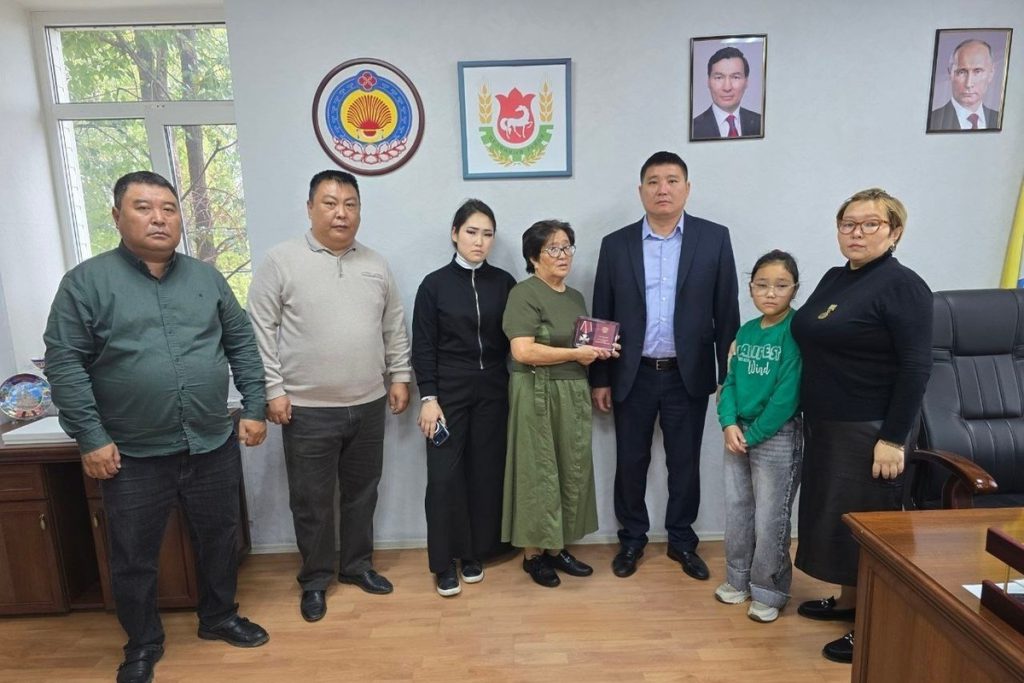 В Калмыкии маме погибшего участника спецоперации вручили орден Мужества