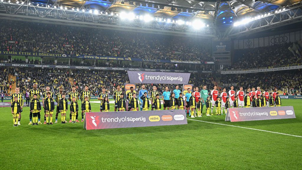 Presidente del Fatih Karagümrük abbandona lo stadio in segno di protesta contro le decisioni dell&#039;arbitro nella partita contro il Fenerbahçe