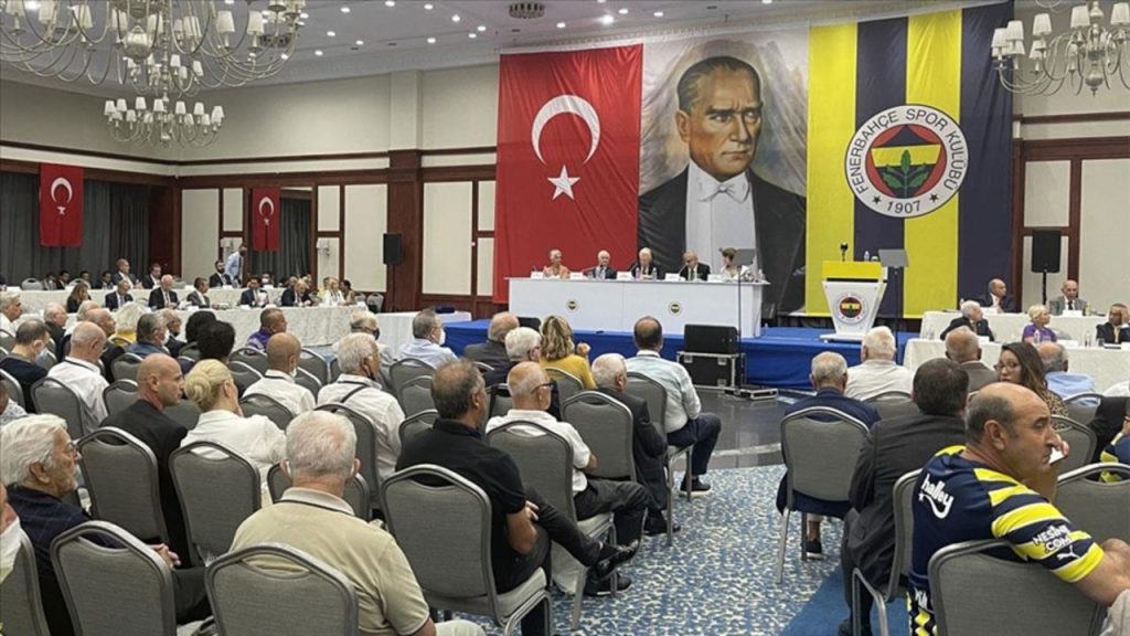 Fenerbahçe si riunisce: il Consiglio di Amministrazione affronta le proposte respinte con il presidente Sadettin Saran e gli ex presidenti Ali Koç e Aziz Yıldırım