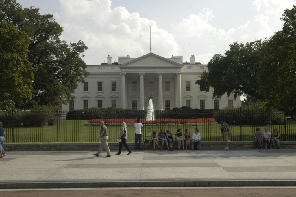 Белый дом объяснил отказ от встречи с Путиным