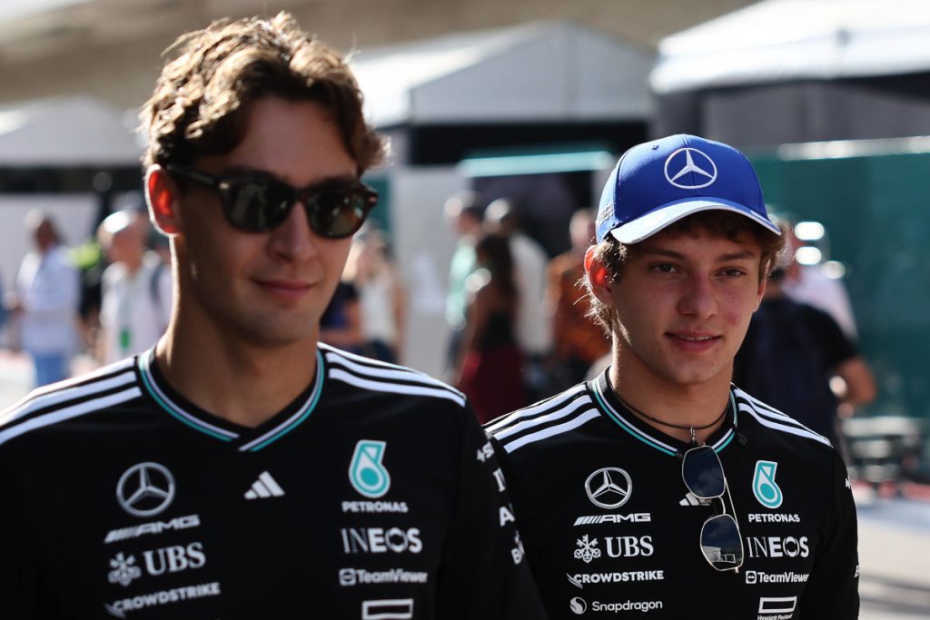 Un Pilota di Formula 1 Fa una Confessione Shock: Cosa Sta Succedendo dietro le Quinte del Mondiale di Formula 1?
Approfondimento
Il mondo della Formula 1 è noto per le sue sfide e le sue emozioni, e i piloti sono spesso sotto pressione per performare al meglio. In questo contesto, le parole di un pilota stella possono essere particolarmente significative.

Possibili Conseguenze
La confessione di un pilota stella può avere conseguenze importanti, sia per la sua carriera che per l&#039;immagine della squadra. È possibile che le sue parole possano influenzare la percezione pubblica della Formula 1 e dei suoi piloti.

Opinione
È difficile dire cosa abbia spinto il pilota a fare questa confessione, ma è chiaro che si tratta di un momento di grande introspezione. Forse, il pilota sta cercando di condividere la sua verità per aiutare gli altri a capire meglio il mondo della Formula 1.

Analisi Critica dei Fatti
La confessione del pilota stella solleva molte domande. Cosa lo ha portato a fare questo passo? Quali sono le implicazioni di questa confessione per la sua carriera e per la squadra? Sono domande che solo il tempo potrà rispondere.

Relazioni con altri fatti
La Formula 1 è un mondo complesso e interconnesso. La confessione del pilota stella potrebbe essere collegata ad altri eventi o situazioni all&#039;interno del mondo della Formula 1. È importante considerare il contesto più ampio per comprendere appieno il significato di queste parole.

Contesto storico
La Formula 1 ha una lunga storia di sfide e di successi. I piloti hanno sempre dovuto affrontare pressioni e sfide per raggiungere il successo. La confessione del pilota stella è solo l&#039;ultimo capitolo di questa storia.

Fonti
La fonte di questo articolo è Formel1.de. Per ulteriori informazioni, si prega di visitare il sito web ufficiale.