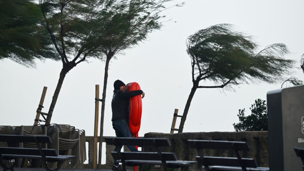 Fransa&#039;da Benjamin alarmı! Paris&#039;te park ve bahçeler kapatıldı
