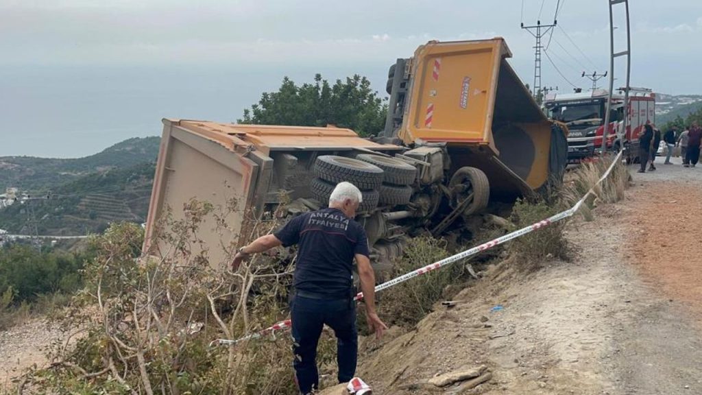 Incidente stradale mortale in Turchia: camion carico di sabbia perde i freni e causa collisione frontale 

Approfondimento
Un tragico incidente stradale è avvenuto ad Alanya, nella provincia di Antalya, in Turchia, quando un camion carico di sabbia ha perso i freni e ha colliso frontalmente con un altro camion proveniente dalla direzione opposta. L&#039;impatto ha causato la morte di uno dei due conducenti coinvolti, mentre l&#039;altro è stato ricoverato in ospedale con gravi ferite e la sua situazione è critica.

Possibili Conseguenze
L&#039;incidente potrebbe avere gravi conseguenze per la sicurezza stradale nella zona, sollevando interrogativi sulla manutenzione dei veicoli e sul controllo della sicurezza stradale. La perdita dei freni del camion carico di sabbia suggerisce un possibile problema meccanico o di manutenzione insufficiente, che potrebbe essere stato evitato con controlli regolari.

Opinione
È fondamentale che incidenti come questo siano approfonditamente investigati per determinare le cause esatte e implementare misure preventive per evitare futuri incidenti. La sicurezza stradale è un tema cruciale che richiede un&#039;attenzione costante e un impegno verso la prevenzione degli incidenti.

Analisi Critica dei Fatti
L&#039;analisi dell&#039;incidente suggerisce che la perdita dei freni del camion carico di sabbia sia stata la causa diretta del disastro. È essenziale condurre un&#039;indagine approfondita per stabilire se ci sono stati errori umani, problemi meccanici o altre cause che hanno contribuito all&#039;incidente, al fine di prendere misure correttive.

Relazioni con altri fatti
Al momento, non ci sono informazioni che collegano questo incidente ad altri eventi o incidenti nella zona. Tuttavia, un&#039;analisi più ampia potrebbe rivelare pattern o tendenze nella sicurezza stradale locale che potrebbero essere utili per prevenire futuri incidenti.

Contesto storico
La Turchia ha affrontato sfide nella sicurezza stradale in passato, con incidenti che hanno sollevato preoccupazioni sulla manutenzione dei veicoli e sulle condizioni delle strade. Incidenti come questo sottolineano l&#039;importanza di continuare a migliorare la sicurezza stradale attraverso la manutenzione regolare dei veicoli, l&#039;educazione dei conducenti e il miglioramento delle infrastrutture stradali.

Fonti
Fonte: Haberler.com