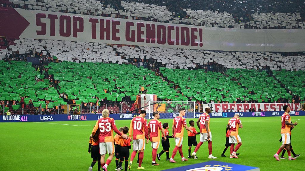 Tifosi del Galatasaray mostrano solidarietà al popolo palestinese con un messaggio forte contro l&#039;occupazione israeliana