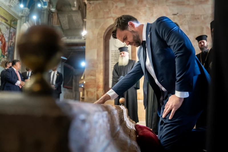 Il Vicepresidente degli Stati Uniti JD Vance partecipa a una Messa storica alla Chiesa del Santo Sepolcro di Gerusalemme durante un viaggio diplomatico in Israele