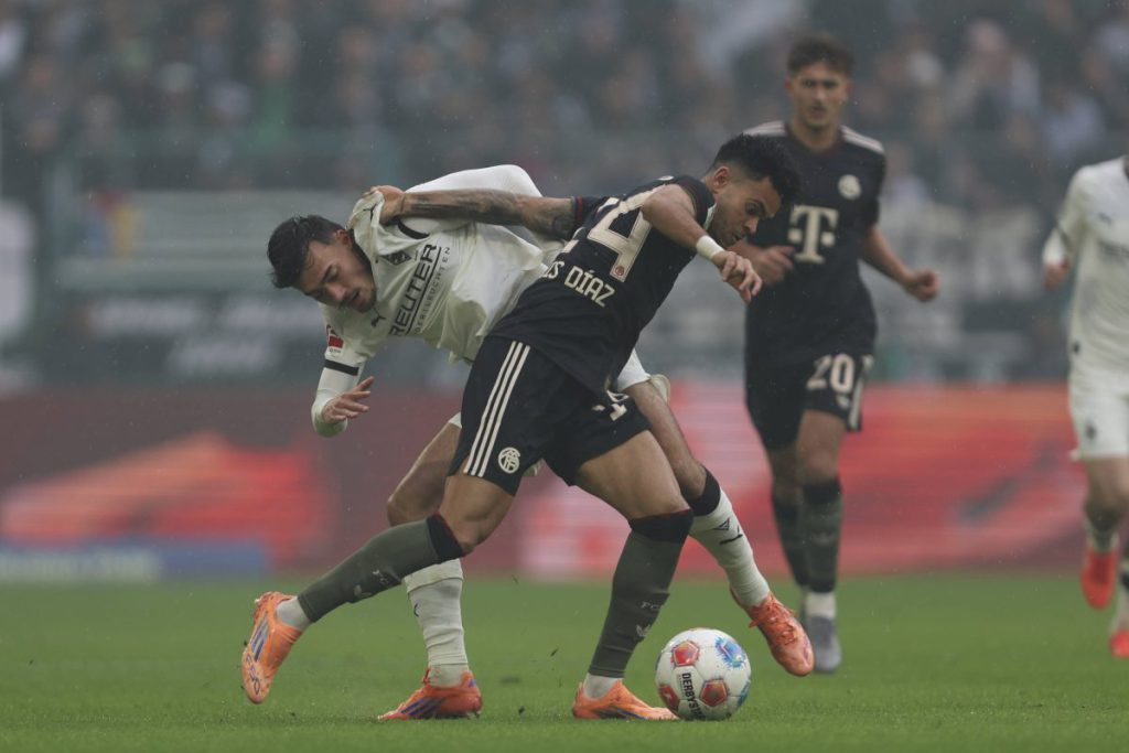 Gladbach – FC Bayern: Nach verspätetem Anpfiff knallt es direkt