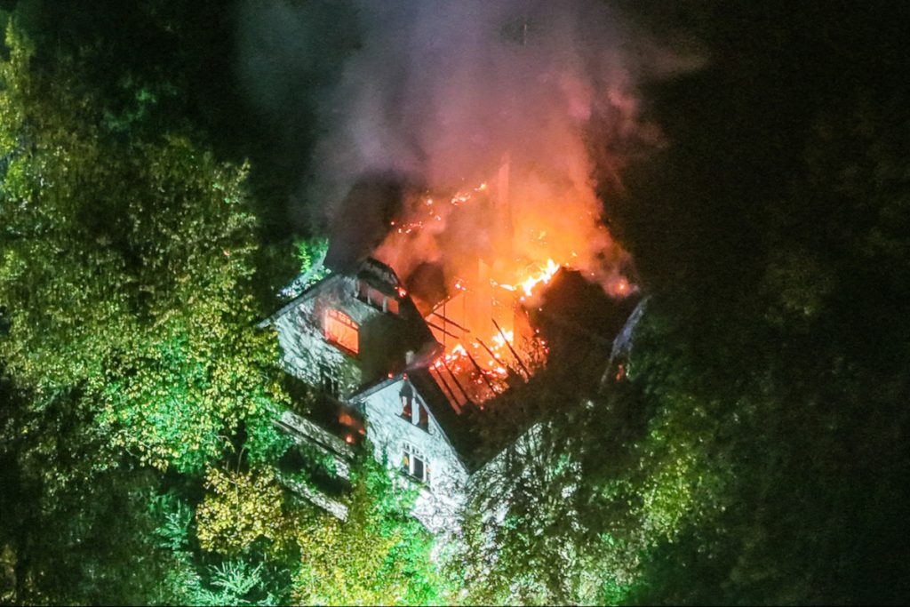 Feuer-Drama im Ruhrgebiet ++ Villa steht in Flammen!