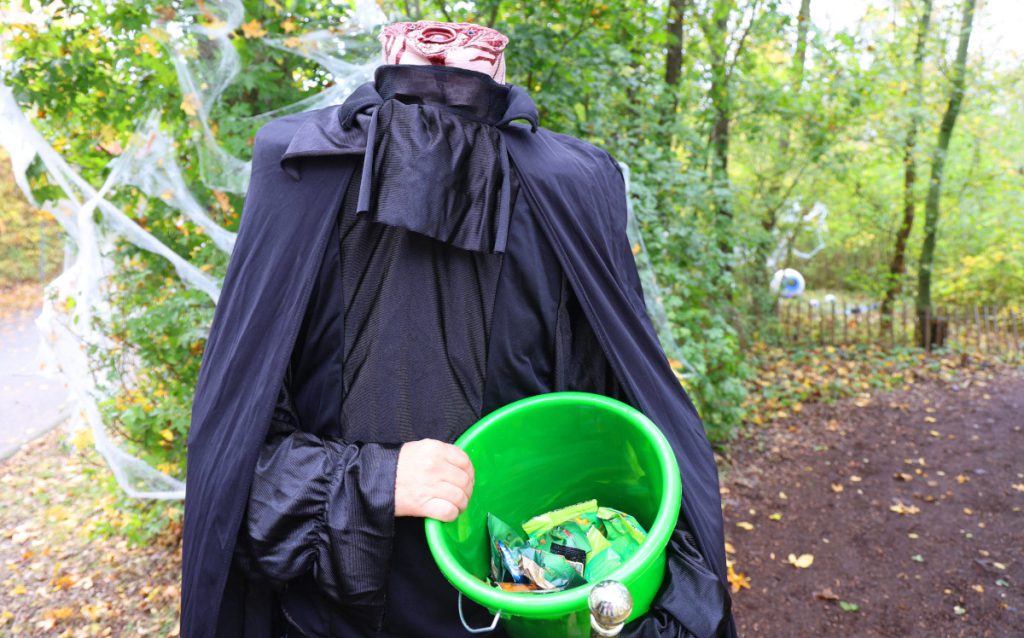 Halloween in declino in Germania: i bambini rischiano di tornare a casa a mani vuote

Approfondimento
La tradizione di Halloween, che prevede la questua di dolcetti e altri regali presso le case dei vicini, sembra essere in declino in Germania. I risultati di una recente studio suggeriscono che i bambini potrebbero non ricevere più i trattamenti che si aspettano.

Possibili Conseguenze
Se i bambini non ricevono più dolcetti e regali durante Halloween, potrebbero sentirsi delusi e frustrati. Ciò potrebbe anche influire sulla loro percezione della festa e sulla loro voglia di parteciparvi in futuro.

Opinione
È difficile dire se questo declino di Halloween in Germania sia un fenomeno temporaneo o se sia il segno di un cambiamento più profondo nelle abitudini e nelle tradizioni del paese. Tuttavia, è chiaro che i bambini saranno delusi se non potranno più godere della tradizionale questua di dolcetti.

Analisi Critica dei Fatti
I dati raccolti dalla recente indagine suggeriscono che ci sia un calo nell&#039;interesse per Halloween in Germania, almeno tra i più piccoli. Tuttavia, è importante notare che i risultati di una sola indagine non possono essere considerati rappresentativi dell&#039;intera popolazione.

Relazioni con altri fatti
Il declino di Halloween in Germania potrebbe essere collegato ad altri fenomeni sociali e culturali in corso nel paese. Ad esempio, potrebbe essere influenzato da cambiamenti nelle abitudini di consumo o da una maggiore consapevolezza dei problemi di salute legati al consumo di zuccheri.

Contesto storico
Halloween ha una lunga storia in Germania, dove è stata celebrata per secoli. Tuttavia, negli ultimi anni, la festa ha subito un calo di popolarità, almeno tra i più piccoli.

Fonti
La fonte di questo articolo è Sito della fonte. La recente indagine citata nell&#039;articolo è stata condotta da un istituto di ricerca tedesco e i risultati sono stati pubblicati su vari media.