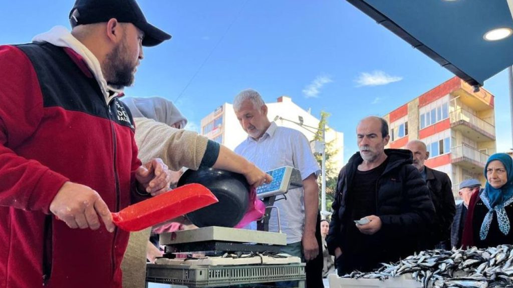 Hamsi 25 liraya düştü, vatandaşlar sıraya girdi! En fazla 2 kilo alabiliyorlar