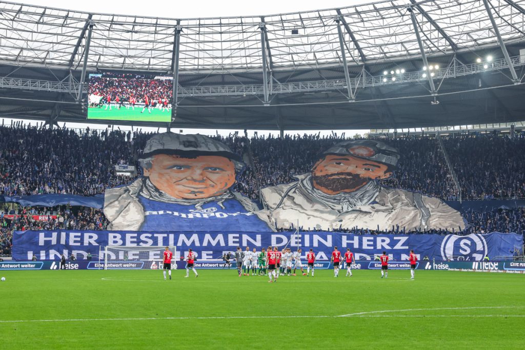 Partita Hannover-Schalke: Tensione e Sicurezza allo Stadio, Avvertimenti e Conseguenze per i Tifosi