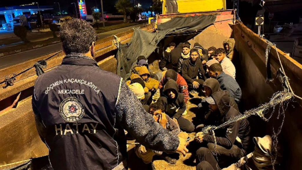 Hatay&#039;da hafriyat kamyonu kasasından moloz yerine düzensiz göçmen çıktı