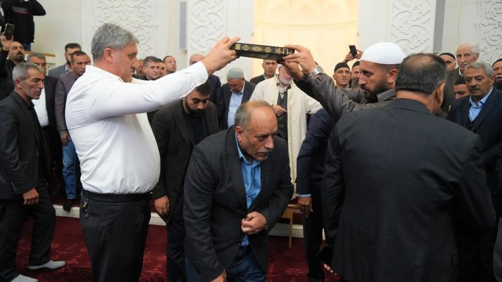 İki aile 8 yıl sonra ilki gerçekleştirdi: Kalabalık merakla izledi, binlerce kişiye yemek verildi