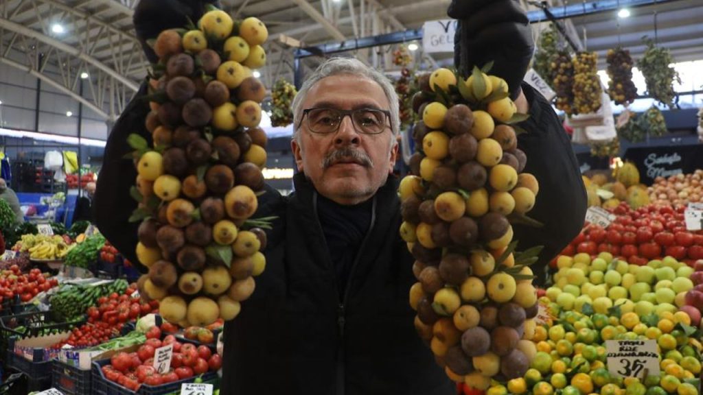 İki yılda bir yetişiyor! Herkes bilmiyor, üvez meyvesi çürüyünce yeniyor