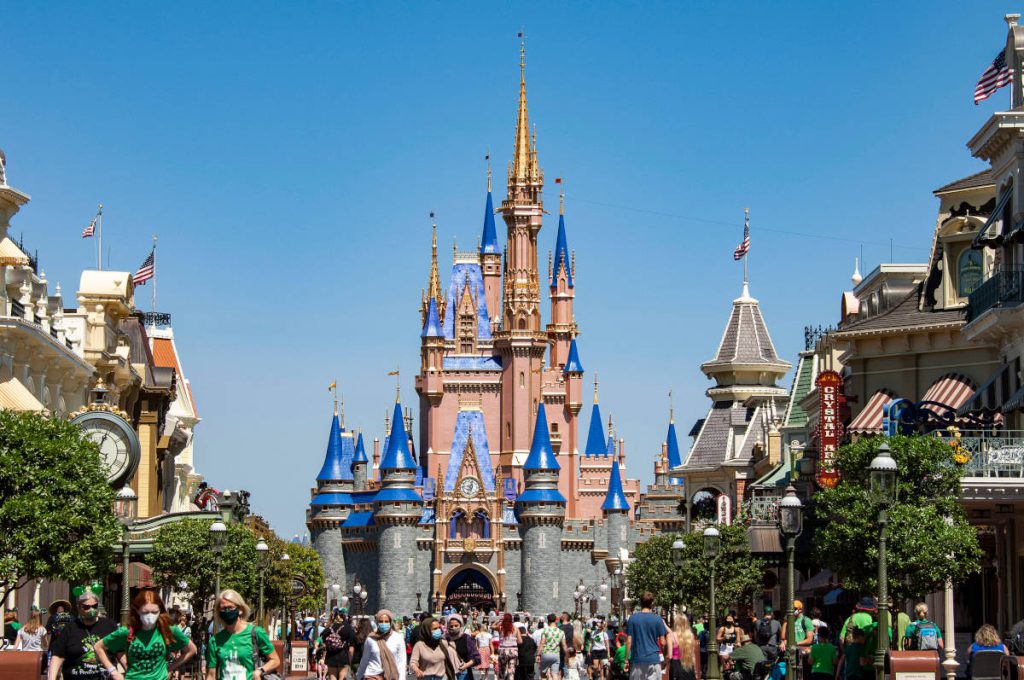 Großfamilie gönnt sich Urlaub in Disney World für 60.000 Euro – und muss am Ende Strafe zahlen!
