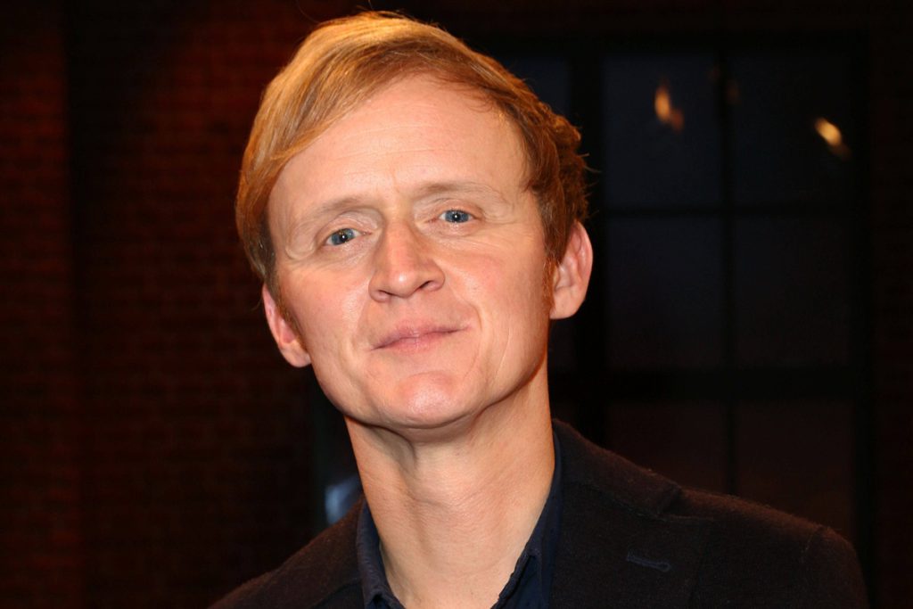 Il Conduttore TV Tedesco Pierre M. Krause Rivela la Sua Lotta contro una Malattia Tumorale in un Viaggio di Sensibilizzazione e Solidarietà