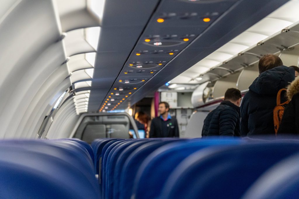 Neues Verbot im Flieger! Urlauber sollten diese Regeln dringend kennen