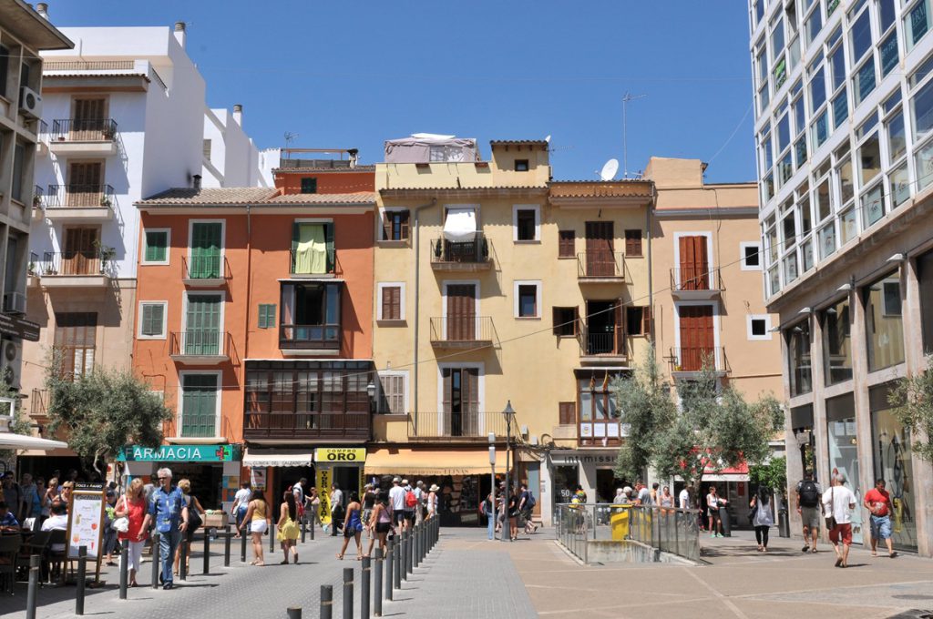 Schockmoment in Palma de Mallorca: Restaurant-Decke bricht über Köchen und Gästen ein