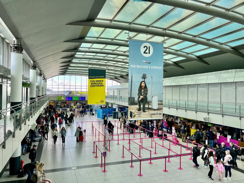 Familien am Flughafen Dortmund pfeifen auf Herbstferien – Polizei greift ein