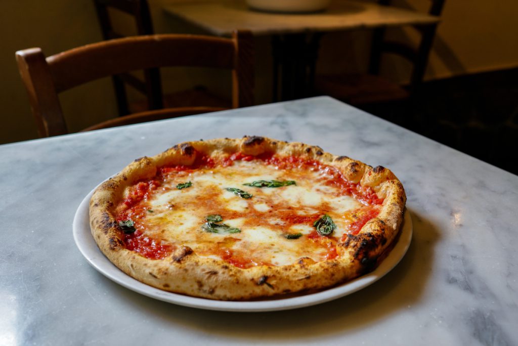 Italien-Urlauber bestellt Pizza in Restaurant – irre, wofür er extra zahlen muss