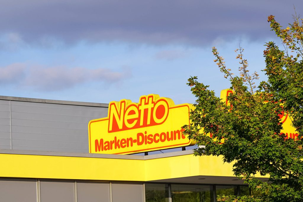 Assalto in maschera da clown in un negozio Netto in Germania: il dipendente resta calmo e ferma l&#039;aggressore