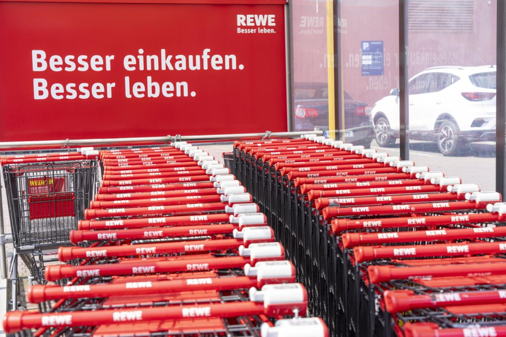 Rewe beobachtet Kunden an SB-Kassen – der Supermarkt muss sofort eingreifen